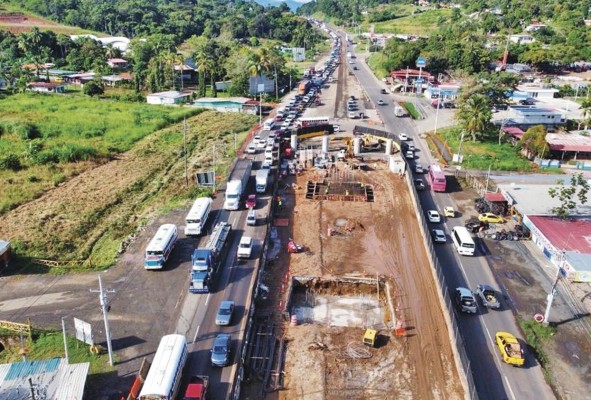 El caos que actualmente hay en ese nudo gordiano que se ha formado es ¡a otro nivel!, en estos días se forman hasta cinco “carriles” que quedan en uno de salida hacia el interior. El caos que actualmente hay en ese nudo gordiano que se ha formado es ¡a otro nivel!, en estos días se forman hasta cinco “carriles” que quedan en uno de salida hacia el interior.
