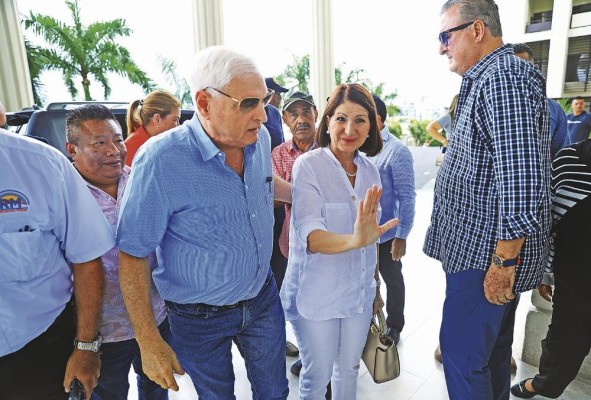 El candidato presidencial Ricardo Martinelli junto a su esposa, Marta Linares de Martinelli. El candidato presidencial Ricardo Martinelli junto a su esposa, Marta Linares de Martinelli.