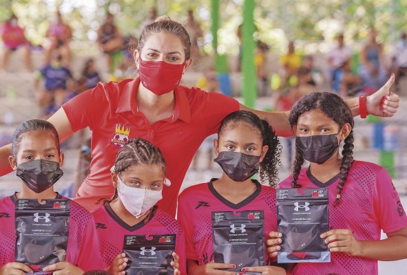 Mónica Franco compartiendo con las niñas durante torneo de 'Golerinas'. Mónica Franco compartiendo con las niñas durante torneo de 'Golerinas'.