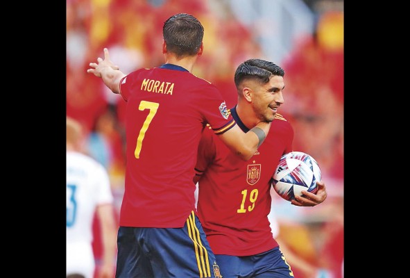 Carlos Soler y Álvaro Morata durante un partido de la Nations League ante República Checa. Carlos Soler y Álvaro Morata durante un partido de la Nations League ante República Checa.