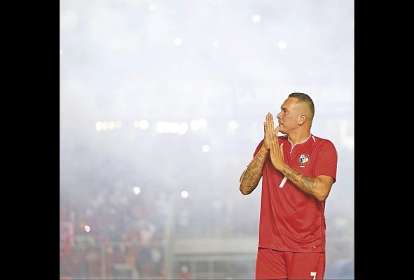 Recordando sus tiempos de jugador señala: “Nosotros, los que estamos afuera y vemos el evento de otra manera, somos parte importante; la selección debe tener el apoyo de la afición panameña”. Recordando sus tiempos de jugador señala: “Nosotros, los que estamos afuera y vemos el evento de otra manera, somos parte importante; la selección debe tener el apoyo de la afición panameña”.