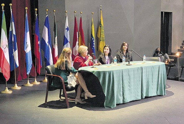 Durante el panel sobre sostenibilidad, se discutieron las acciones por parte de las empresas enmarcadas en este compromiso con el cambio, desde la práctica. Durante el panel sobre sostenibilidad, se discutieron las acciones por parte de las empresas enmarcadas en este compromiso con el cambio, desde la práctica.