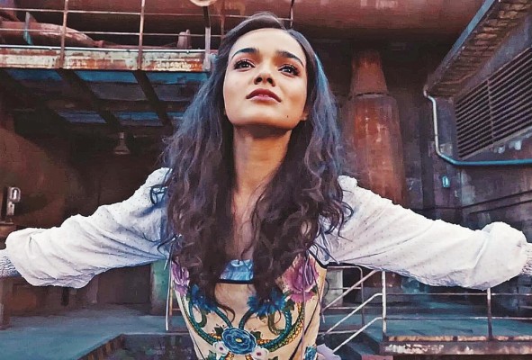 Zegler destaca como Lucy Gray tanto musicalmente como en su interpretación de una mujer considerada un misterio y un mito. Zegler destaca como Lucy Gray tanto musicalmente como en su interpretación de una mujer considerada un misterio y un mito.