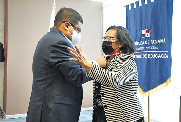 El ministro Carlos Aguilar en momentos en qeu impone la condecoración a Moravia Ochoa. El ministro Carlos Aguilar en momentos en qeu impone la condecoración a Moravia Ochoa.
