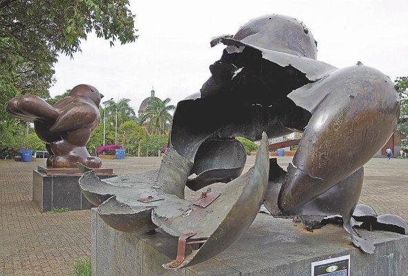 La paloma de la paz y el pájaro herido La paloma de la paz y el pájaro herido