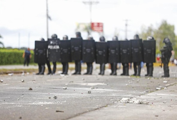 En varias zonas del país hubo enfrentamientos entre antimotines y manifestantes. En varias zonas del país hubo enfrentamientos entre antimotines y manifestantes.