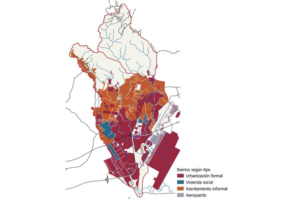 En este mapa se puede observar cómo mientras los barrios formales ocupan las zonas más planas y de mejor acceso, el norte está marcado por el desarrollo urbano informal y precario. En este mapa se puede observar cómo mientras los barrios formales ocupan las zonas más planas y de mejor acceso, el norte está marcado por el desarrollo urbano informal y precario.