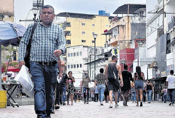 Transeúntes ocupan la plaza 5 de Mayo. Transeúntes ocupan la plaza 5 de Mayo.