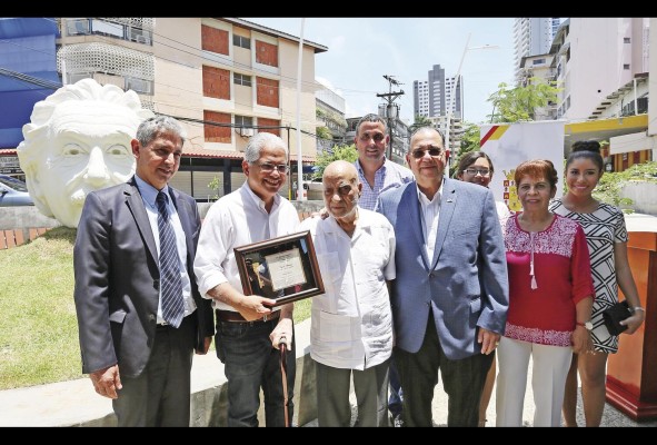 Alcaldía de Panamá distinguió al artista plástico Carlos Arboleda como huésped de honor del distrito de Panamá. Alcaldía de Panamá distinguió al artista plástico Carlos Arboleda como huésped de honor del distrito de Panamá.