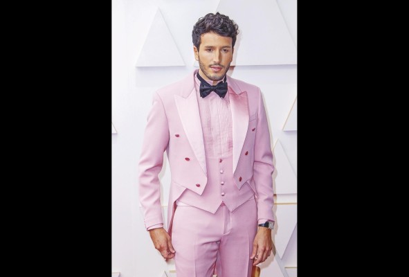 Sebastián Yatra posa en la alfombra roja a su llegada a la entrega de los premios Óscar. Sebastián Yatra posa en la alfombra roja a su llegada a la entrega de los premios Óscar.