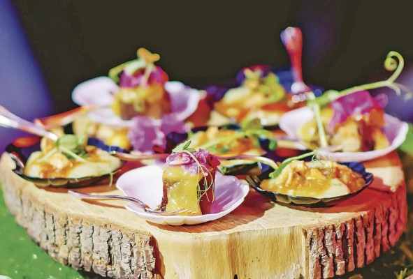 Los chefs Anne Burrell, Shelina Permalloo y Juan Diego Vanegas participarán del Food & Rum Festival. Los chefs Anne Burrell, Shelina Permalloo y Juan Diego Vanegas participarán del Food & Rum Festival.
