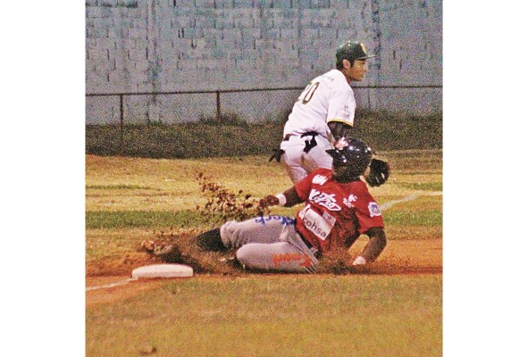 El béisbol espera realizar su torneo nacional mayor en septiembre próximo, en tres estadios de la región central del país. El béisbol espera realizar su torneo nacional mayor en septiembre próximo, en tres estadios de la región central del país.