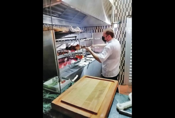 Los cortes son rostizados en espiedos Los cortes son rostizados en espiedos