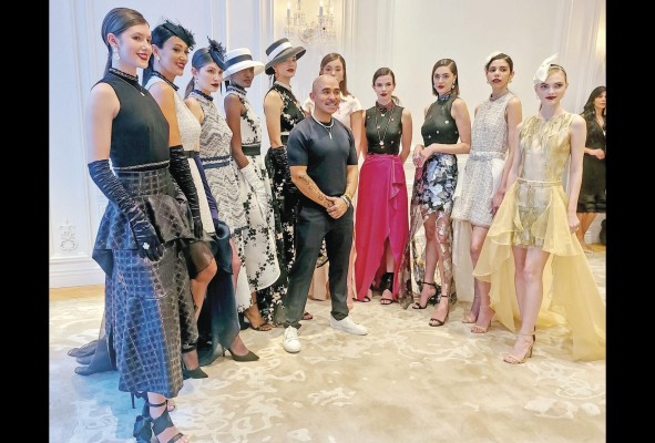 El diseñador colombiano Raúl Peñaranda saluda al público acompañado de sus modelos, al final de la presentación de la colección 'Imparable'. El diseñador colombiano Raúl Peñaranda saluda al público acompañado de sus modelos, al final de la presentación de la colección 'Imparable'.