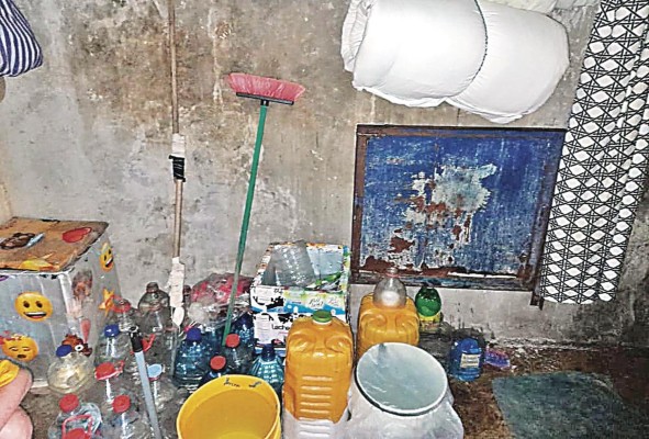 El agua es escasa, y los detenidos a menudo se enferman después de ingerirla. El agua es escasa, y los detenidos a menudo se enferman después de ingerirla.