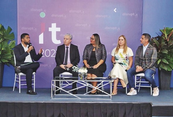 Las autoridades de Senacyt, Itse, ProPanamá y Ampyme durante el lanzamiento de DISRUPT-IT 2023. Las autoridades de Senacyt, Itse, ProPanamá y Ampyme durante el lanzamiento de DISRUPT-IT 2023.