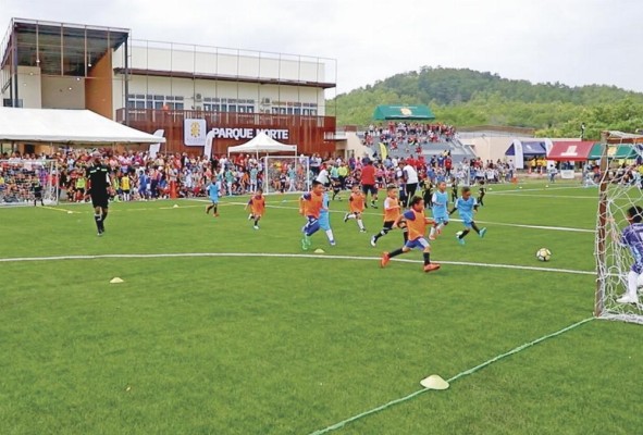 Cuarenta y un proyectos deportivos se encuentran en plena ejecución. Cuarenta y un proyectos deportivos se encuentran en plena ejecución.