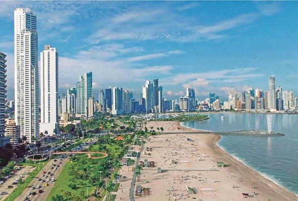 Una imagen de la ciudad de Panamá con la construcción de la playa. Una imagen de la ciudad de Panamá con la construcción de la playa.