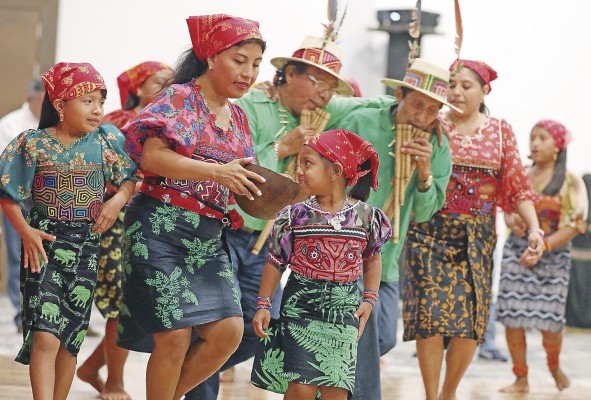 La cultura se realza en los pueblos originarios. La cultura se realza en los pueblos originarios.