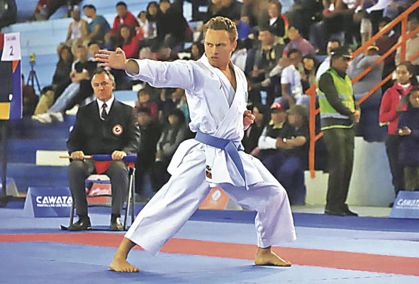 El atleta también ejerce como instructor deportivo. El atleta también ejerce como instructor deportivo.