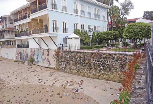 Partes de la muralla afortunadamente han permanecido entre el desarrollo urbano, siendo un patrimonio histórico. Partes de la muralla afortunadamente han permanecido entre el desarrollo urbano, siendo un patrimonio histórico.