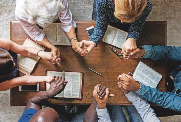 Algunas personas afirman que no solo hay que tener libertad de religión, sino también estar libre de cualquier religión. Algunas personas afirman que no solo hay que tener libertad de religión, sino también estar libre de cualquier religión.