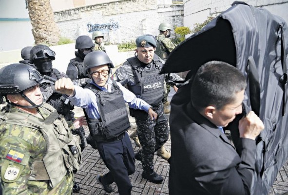 Militares brindan seguridad a los ciudadanos en sus centros de votación durante la jornada de elecciones generales de ayer en Ecuador. Militares brindan seguridad a los ciudadanos en sus centros de votación durante la jornada de elecciones generales de ayer en Ecuador.