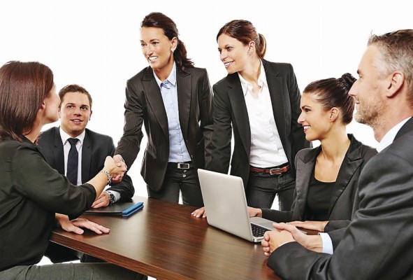 La experiencia del cliente consta de factores amplios, como la cultura, la interacción y el momento La experiencia del cliente consta de factores amplios, como la cultura, la interacción y el momento