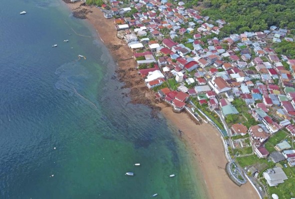 El derrame de combustible ha afectado diversas actividades en la isla. El derrame de combustible ha afectado diversas actividades en la isla.