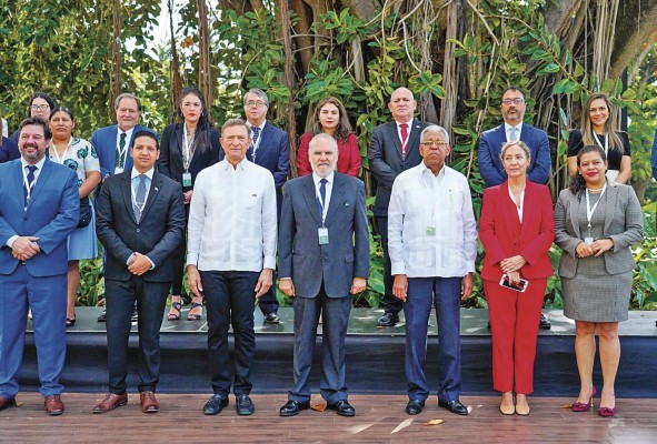 Fotografía grupal durante el inicio de la XI reunión de ministros de Medio Ambiente de Iberoamérica. Fotografía grupal durante el inicio de la XI reunión de ministros de Medio Ambiente de Iberoamérica.