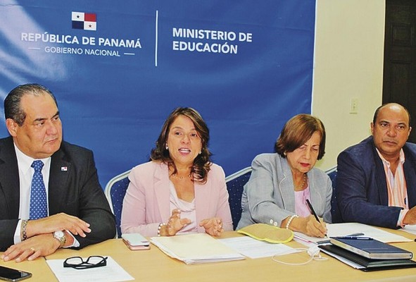Las autoridades de Educación sostienen una mesa de trabajo con los docentes desde el año pasado. Las autoridades de Educación sostienen una mesa de trabajo con los docentes desde el año pasado.