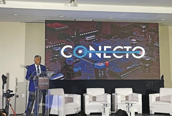 El doctor Eduardo Ortega Barría durante la presentacíón de la plataforma 'Conecto'. El doctor Eduardo Ortega Barría durante la presentacíón de la plataforma 'Conecto'.