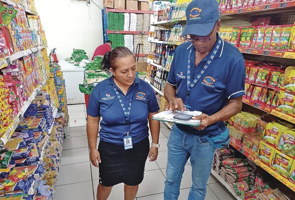 Funcionarios de la Acodeco realizan operativos de inspección en los establecimientos de los diferentes agentes económicos para verificar el cumplimiento del control de precios. Funcionarios de la Acodeco realizan operativos de inspección en los establecimientos de los diferentes agentes económicos para verificar el cumplimiento del control de precios.