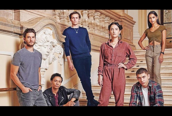 La adaptación de 'Sombra y Hueso' presenta ocho episodios en su primera temporada, de una hora de duración cada uno. La adaptación de 'Sombra y Hueso' presenta ocho episodios en su primera temporada, de una hora de duración cada uno.
