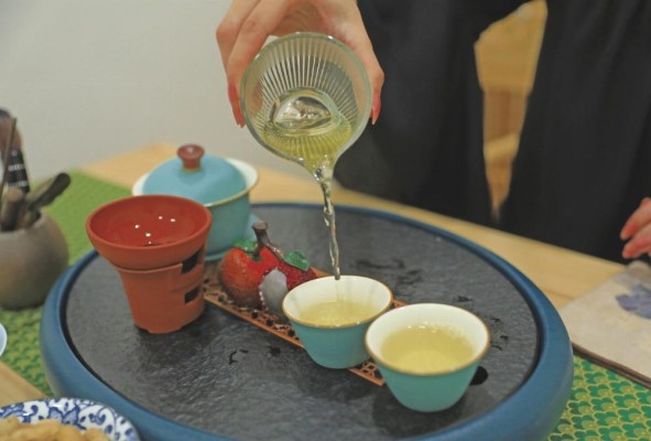 El té, luego de ser filtrado, se sirve en las tazas. El té, luego de ser filtrado, se sirve en las tazas.