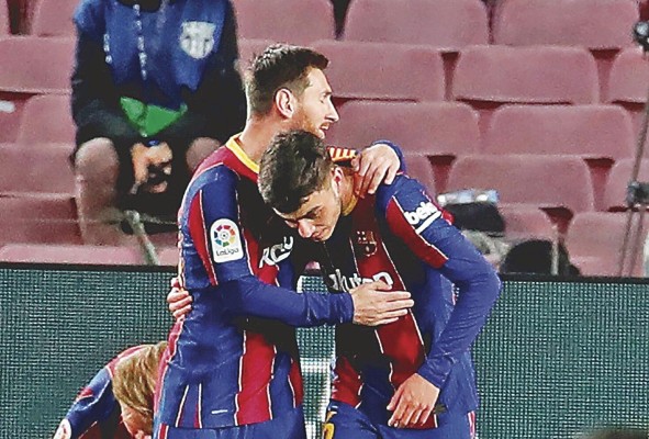 El delantero argentino del FC Barcelona Leo Messi (i) celebra con Pedri un gol. El delantero argentino del FC Barcelona Leo Messi (i) celebra con Pedri un gol.