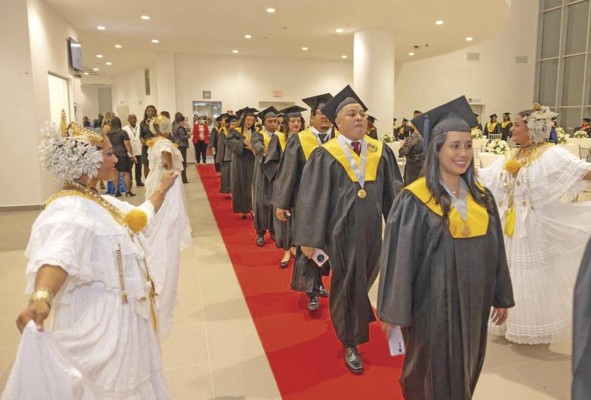 El pasado 8 de noviembre 67 egresados del ITSE de los programas académicos de las Escuelas de Hospitalidad y Turismo, Negocios y Tecnología Industrial, concluyeron sus estudios y recibieron sus diplomas. El pasado 8 de noviembre 67 egresados del ITSE de los programas académicos de las Escuelas de Hospitalidad y Turismo, Negocios y Tecnología Industrial, concluyeron sus estudios y recibieron sus diplomas.