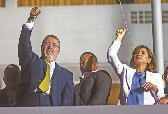 El presidente electo de Guatemala, Bernardo Arévalo (i), junto a la vicepresidenta Karin Herrera en ciudad de Guatemala (Guatemala). El presidente electo de Guatemala, Bernardo Arévalo (i), junto a la vicepresidenta Karin Herrera en ciudad de Guatemala (Guatemala).