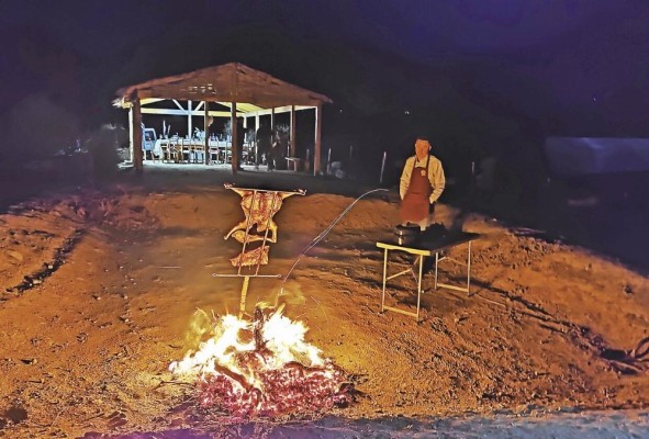 Las noches son espectaculares, se pueden ver las estrellas bajo la luz de la fogata. Las noches son espectaculares, se pueden ver las estrellas bajo la luz de la fogata.