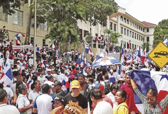 Miles de estudiantes, docentes y administrativos de la UP marcharon hacia la CSJ para expresar su rechazo a la Ley 406. Miles de estudiantes, docentes y administrativos de la UP marcharon hacia la CSJ para expresar su rechazo a la Ley 406.