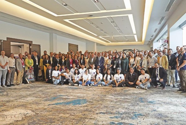 Foto grupal de asistentes del congreso. Foto grupal de asistentes del congreso.