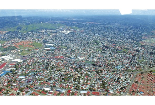 Los asentamientos informales comprenden la construcción del 45% de la ocupación urbana en la ciudad de Panamá, son espacios caóticos e irregulares. Aspectos como la tenencia insegura, la falta de acceso a servicios básicos, su lejanía de los centros de actividad económica, pero sobre todo su falta de reconocimiento como espacios que forman parte de la ciudad, son algunos de los aspectos que caracterizan estos territorios. En esta foto, una vista de los asentamientos informales en el distrito de San Miguelito. Los asentamientos informales comprenden la construcción del 45% de la ocupación urbana en la ciudad de Panamá, son espacios caóticos e irregulares. Aspectos como la tenencia insegura, la falta de acceso a servicios básicos, su lejanía de los centros de actividad económica, pero sobre todo su falta de reconocimiento como espacios que forman parte de la ciudad, son algunos de los aspectos que caracterizan estos territorios. En esta foto, una vista de los asentamientos informales en el distrito de San Miguelito.