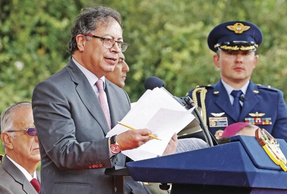 El presidente de Colombia, Gustavo Petro, habló ayer durante la conmemoración del aniversario de la Batalla de Boyacá, en el puente de Boyacá (Colombia). El presidente de Colombia, Gustavo Petro, habló ayer durante la conmemoración del aniversario de la Batalla de Boyacá, en el puente de Boyacá (Colombia).