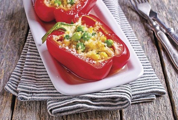 Ensalada de cuscús con frutas y vegetales, rica en sabor. Ensalada de cuscús con frutas y vegetales, rica en sabor.