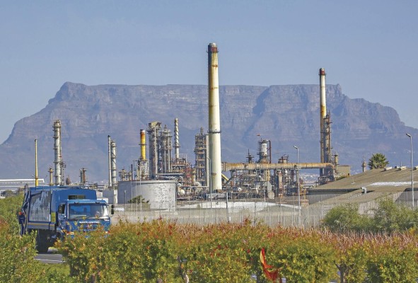 Un camión circula junto a la refinería de Chevron en Ciudad del Cabo, Sudáfrica. Un camión circula junto a la refinería de Chevron en Ciudad del Cabo, Sudáfrica.