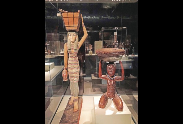 Vista de una de las 21 parejas de esculturas del antiguo Egipto y del África subsahariana expuestas en la exposición 'El origen africano de la civilización' del Metropolitan Museum de Nueva York. Vista de una de las 21 parejas de esculturas del antiguo Egipto y del África subsahariana expuestas en la exposición 'El origen africano de la civilización' del Metropolitan Museum de Nueva York.
