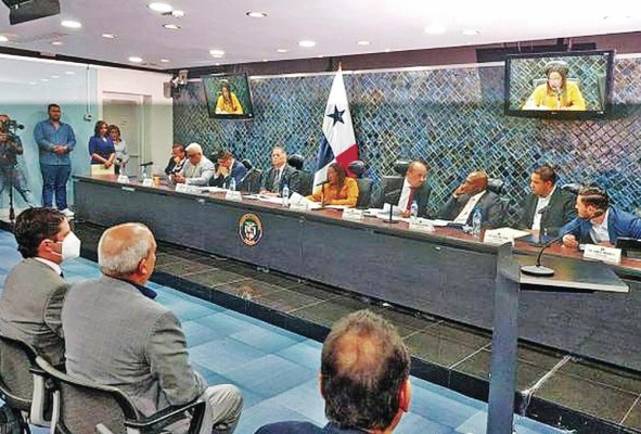 La comisión de Comercio recomendó al Ejecutivo retirar el proyecto 1043. La comisión de Comercio recomendó al Ejecutivo retirar el proyecto 1043.