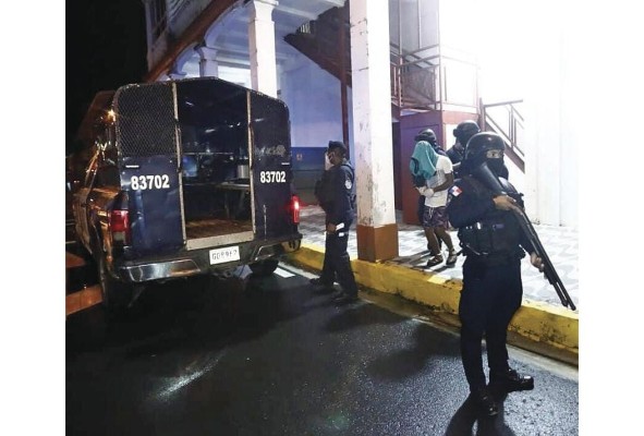 Al imputado se le decretó una medida de detención preventiva por un periodo de seis meses. Al imputado se le decretó una medida de detención preventiva por un periodo de seis meses.
