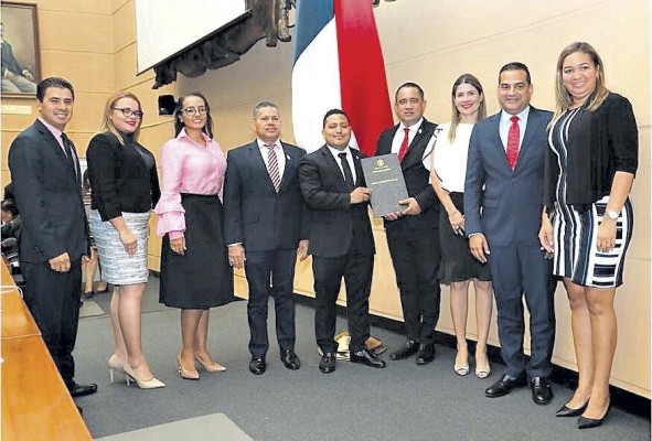El proyecto de ley fue aprobado en tercer debate. El proyecto de ley fue aprobado en tercer debate.