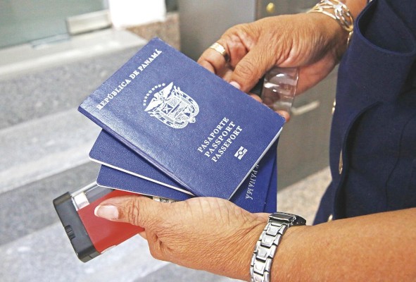 La ley establece que quien use más de un pasaporte ordinario panameño expedido a su nombre será sancionado. La ley establece que quien use más de un pasaporte ordinario panameño expedido a su nombre será sancionado.